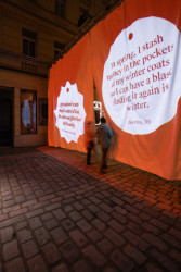 Večer se zlozvyky - lidé procházejí oddíly a smějí se. (Peer Collective a Kateřina Šedá, Festival vánočních zlozvyků)