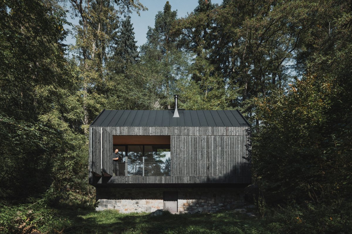 Fasáda z opálených modřínových prken (Chata u Sázavy mezi skálou a řekou; Mimosa Architekti)