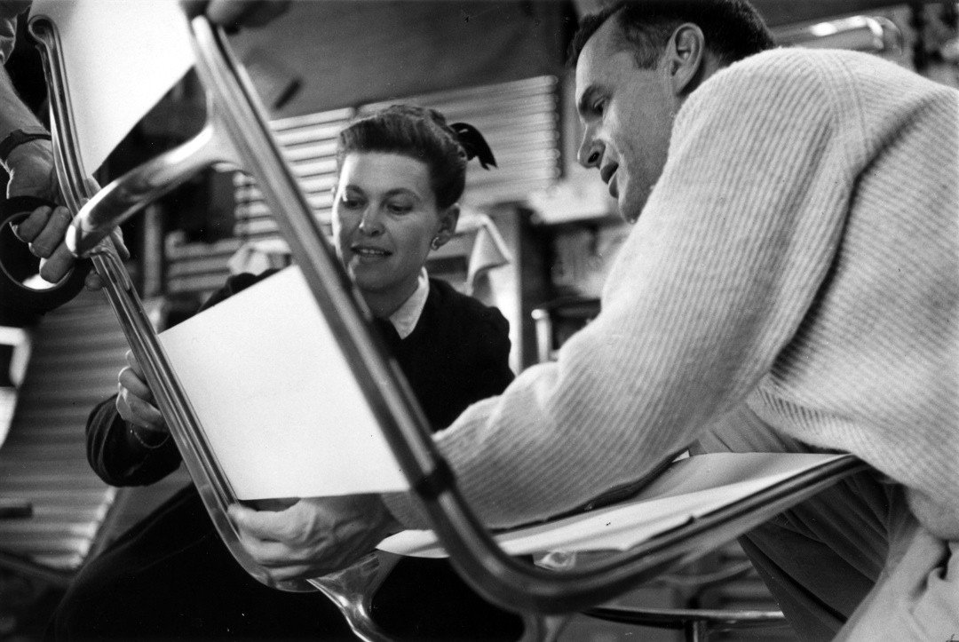 Manželé Eamesovi prověřují prototyp své židle z roku 1957, dokument 