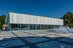 Rekonstrukce univerzitní auly v Praze od studia DRNH & Jana Čejky