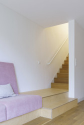 Pohled do obývacího pokoje (Bydlení v řadovém domě v Praze-Strašnicích, BY architects)