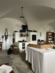 Zámek Kačina, Jiří Fischer, 1806–1824: Okruh s názvem „Život pod schody“ je zaměřený na služebnictvo a provede vás zámeckou kuchyní, spižírnou, prádelnou, žehlírnou, konírnou i truhlárnou