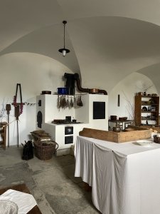 Zámek Kačina, Jiří Fischer, 1806–1824: Okruh s názvem „Život pod schody“ je zaměřený na služebnictvo a provede vás zámeckou kuchyní, spižírnou, prádelnou, žehlírnou, konírnou i truhlárnou