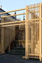 V Hradci Králové si připomínají 800 let od první zmínky o městě. Při té příležitosti vznikla kolem studny na náměstí dřevěná umělecká instalace.