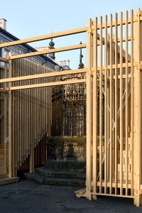 V Hradci Králové si připomínají 800 let od první zmínky o městě. Při té příležitosti vznikla kolem studny na náměstí dřevěná umělecká instalace.