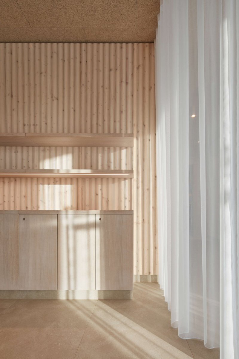 Wellness centrum lázní Aurora v Třeboni, Plus One Architects: Masérny jsou vybaveny vestavěnými truhlářskými prvky ze smrkové
biodesky.