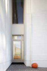 Rekonstrukce mateřské školy Polánka, ateliér CL3: Architekti budově záměrně zachovali její tradiční podobu, nově ji však podtrhli rastry profilací v omítce