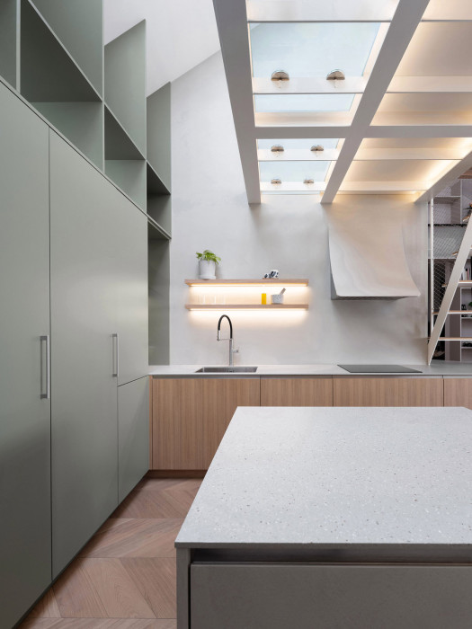 Na půdě; DEVOTO zajišťovalo výrobu a montáž vestavného nábytku, dveřních obkladů, schodišťových prvků i atypických úložných řešení. (Půdní byt Palmovka; boq architekti)