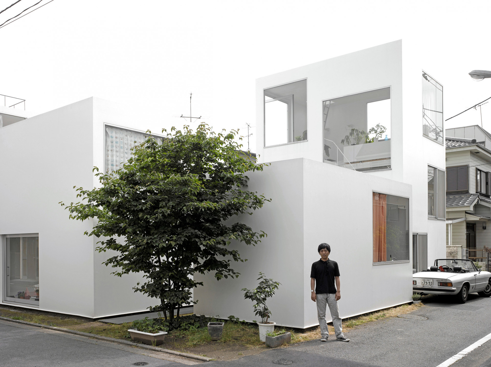 Architekt&nbsp;Ryue Nishizawa před domem&nbsp;Moriyama House na předměstí Tokia&nbsp;© Edmund Sumner