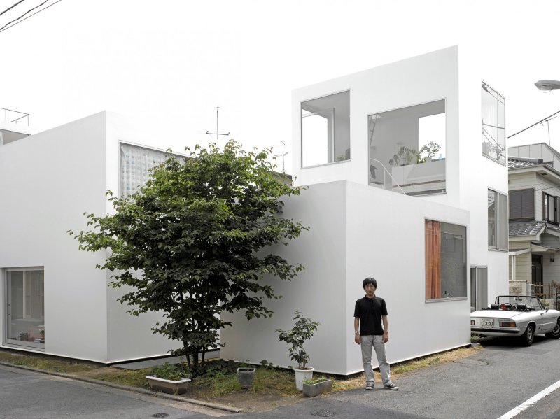 Architekt Ryue Nishizawa před domem Moriyama House na předměstí Tokia © Edmund Sumner