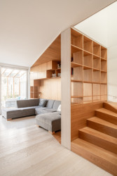 Vedle schodiště vznikla knihovna. (Interiér domu Ke Káčatům v Brně, studio AEIOU)