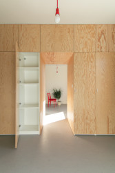 Na tyto levné korpusy autorka navrhla dveře z borové překližky. (Rekonstrukce 1+1 v paneláku; Tereza Machačová)