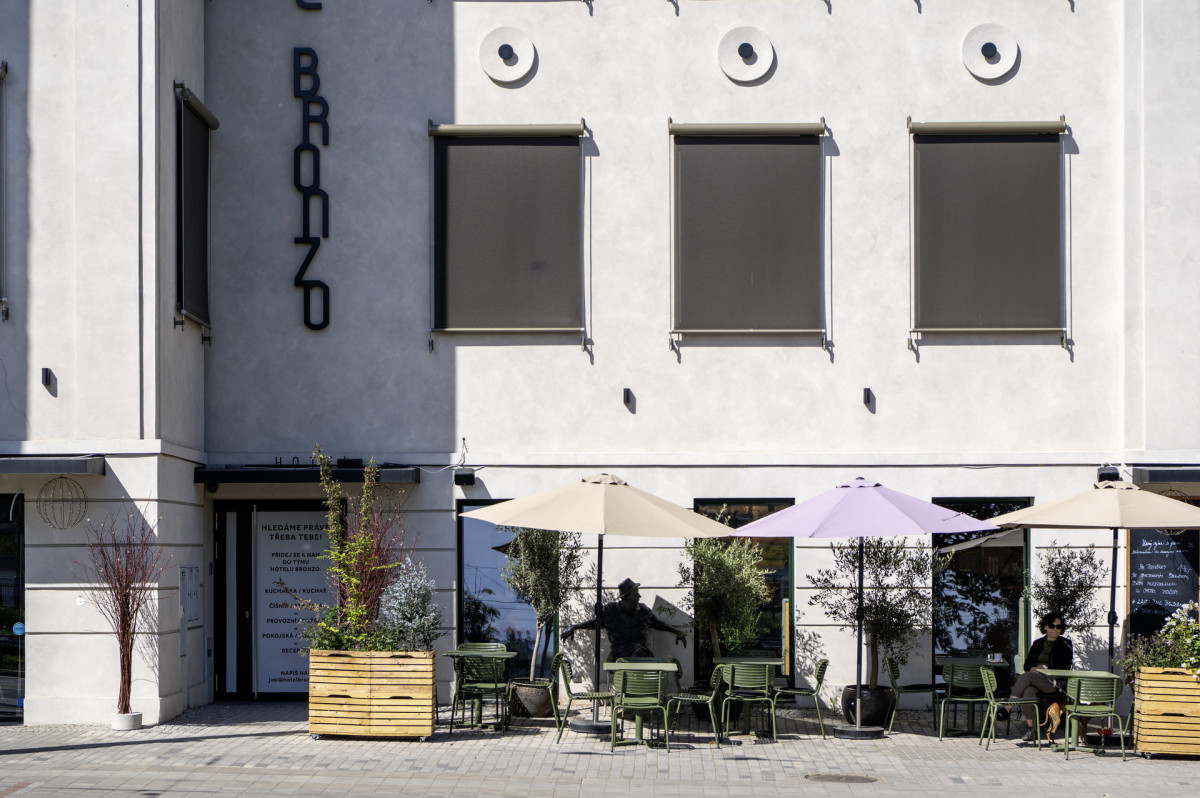 Kavárna je umístěná v parteru a je přístupná jak hotelovým hostům, tak veřejnosti. (Hotel Bronzo v Brně; Ateliér Štěpán)