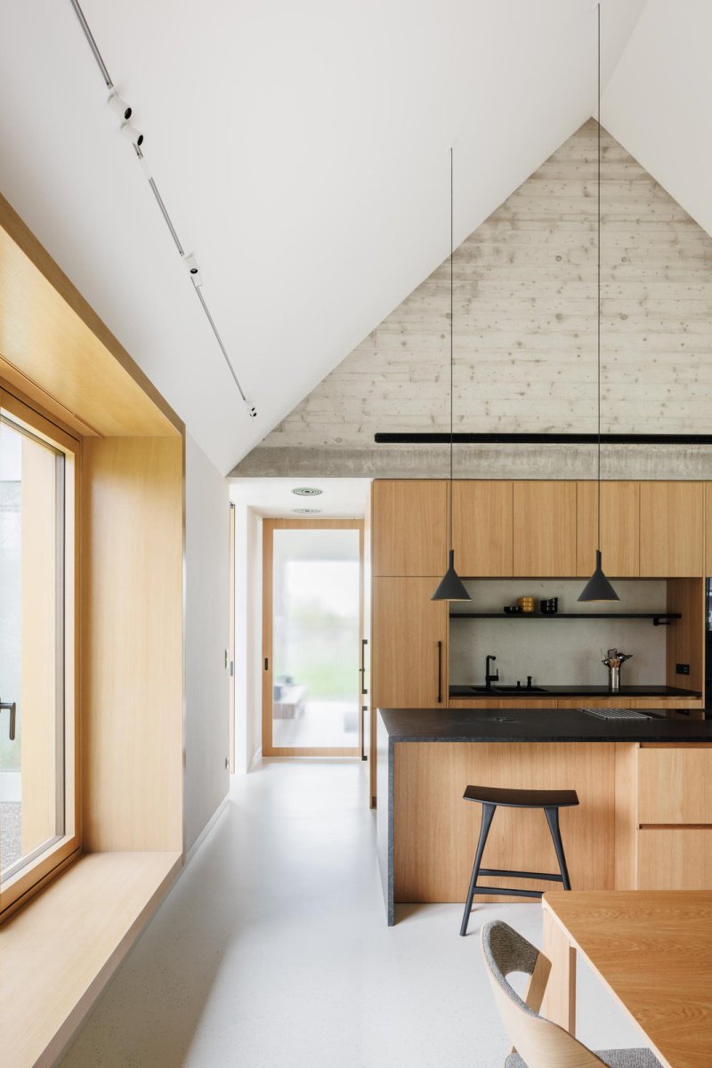Kuchyně a přiznané betonové štíty (Dům u vinohradu, ARCHITEKTI mikulaj & mikulajová )