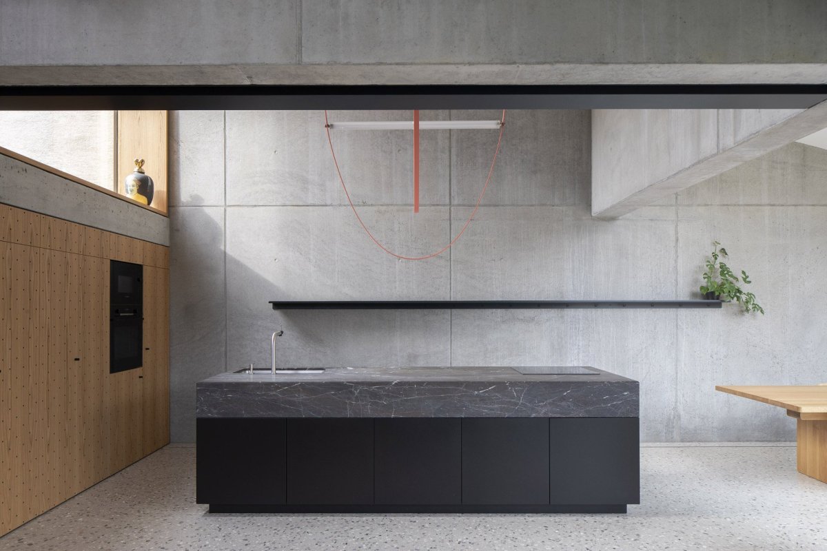 Rodinný dům Na rade, Noiz architekti: kuchyně s obývacím pokojem