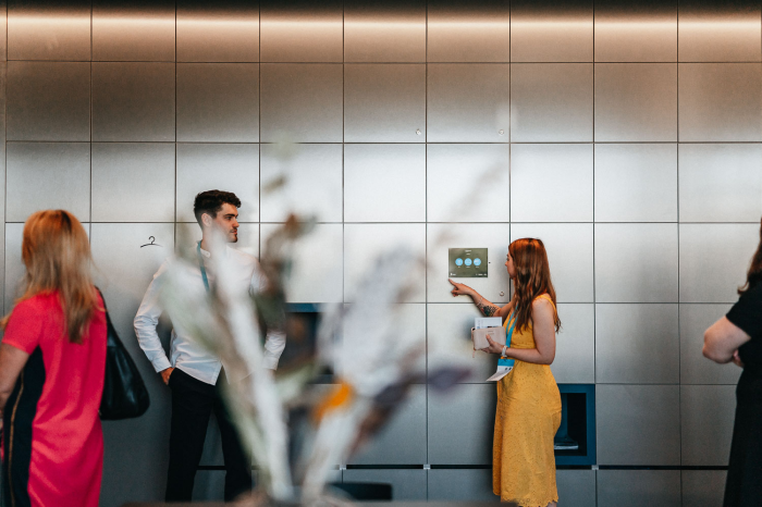 Blocks zaměstnanecké skříňky CAPEXUS. Technologie funguje s jakýmkoliv designem a materiálem –⁠⁠⁠⁠⁠⁠ zcela podle přání majitele a architektonického týmu.