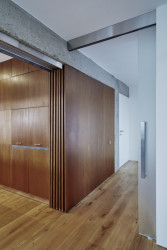 Rekonstrukce panelového bytu od studia Klára Makovcová Architects