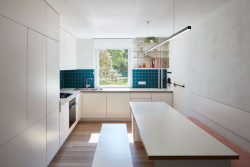 Součástí kuchyně je také jídelní kout. (Panelákový byt na Jarově, Kateřina Hodková a Markéta Smrčková)