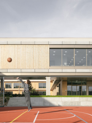 Hřiště a průhled do vnitřního nádvoří (Nová škola LOŠBATES; SOA architekti)