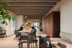 Rekonstrukce poválečné budovy na administrativní prostory od studia GOING EAST