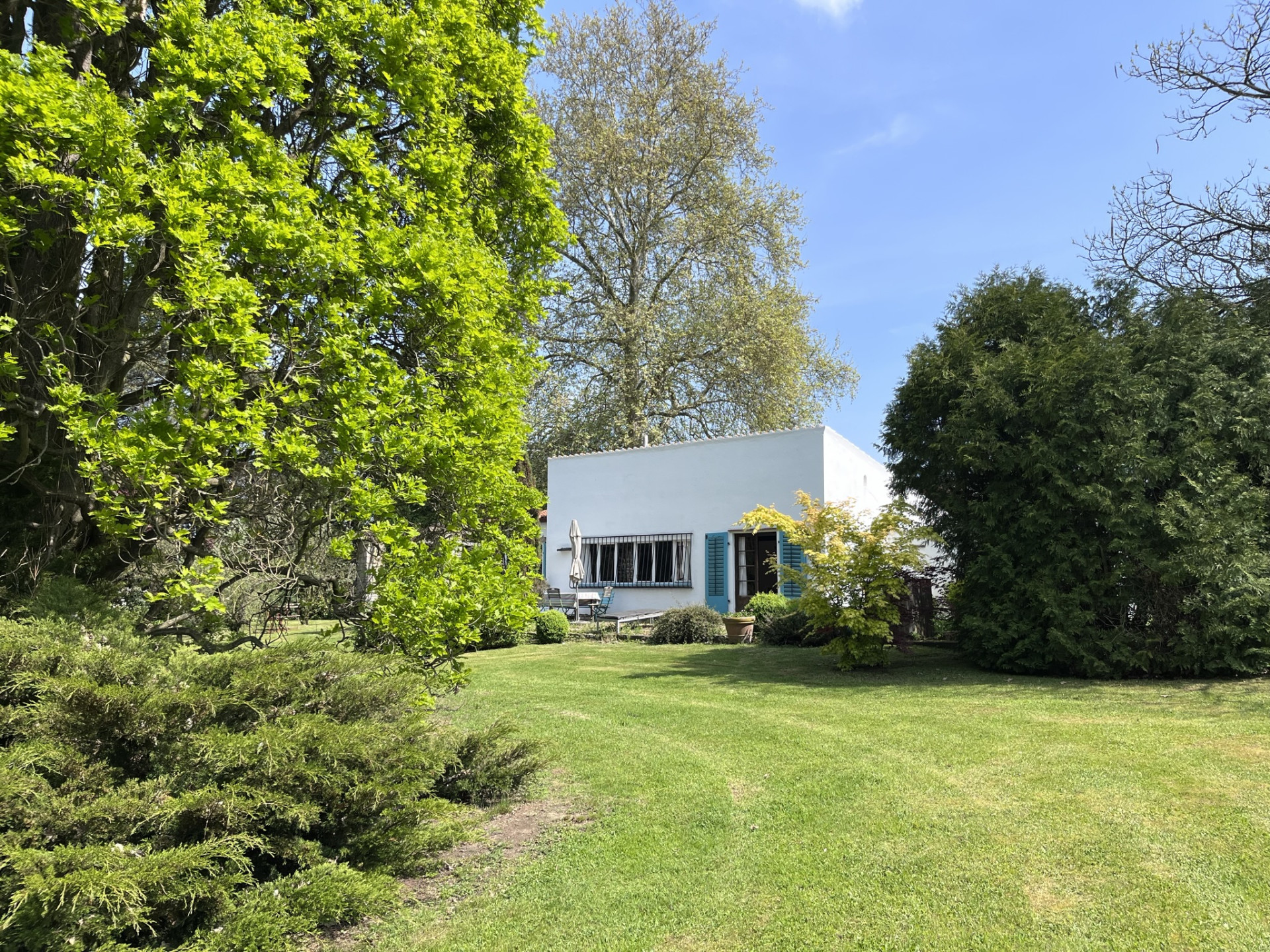 Jaroslav Fragner - Letní dům se soláriem Milči Mayerové, 1936. Pohled z rozsáhlé zahrady