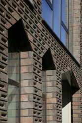 Cihly jsou kladené na výšku i na ležato, maltovými kapsami ven i dovnitř. Výsledkem je plastická textura.