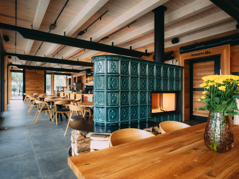 Kamna jako ústřední motiv celého resortu (Rodinný resort Na peci, Lipno)