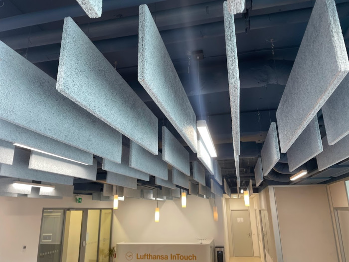 TJ ARCHITEKTI navrhli rekonstrukci kancelářským prostor letecké společnosti Lufthansa, použity byly akustické panely ACUTEC