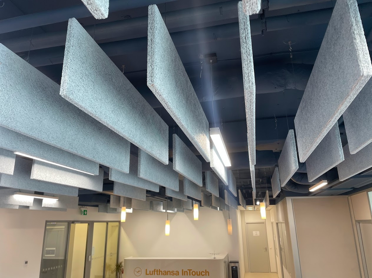 TJ ARCHITEKTI navrhli rekonstrukci kancelářským prostor letecké společnosti Lufthansa, použity byly akustické panely ACUTEC