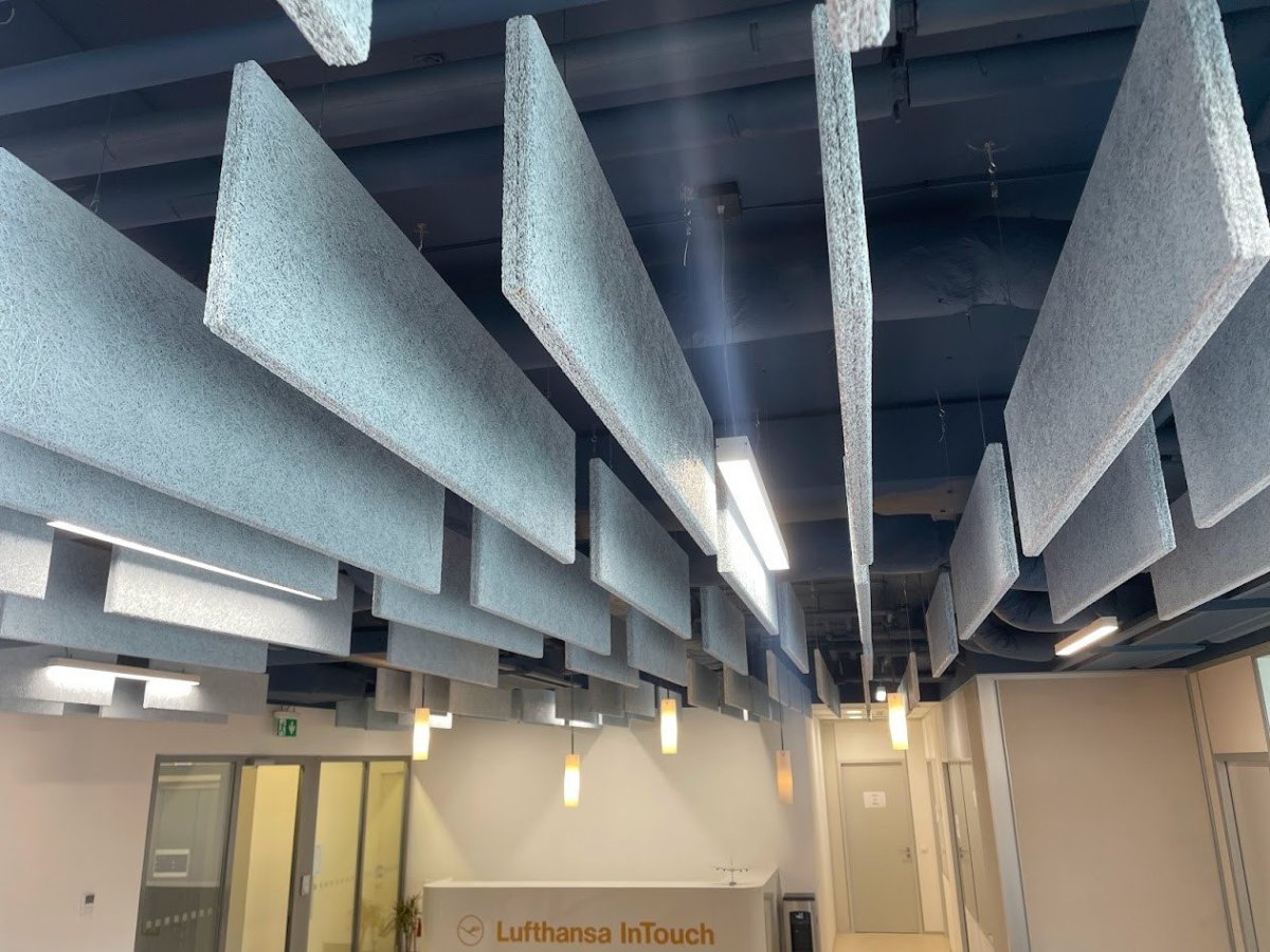TJ ARCHITEKTI navrhli rekonstrukci kancelářským prostor letecké společnosti Lufthansa, použity byly akustické panely ACUTEC