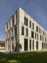 Rekonstrukce a dostavba Korejského velvyslanectví v Praze, SIAL architekti a inženýři spol. s r.o.: Zahrada objektu představuje místo pro konání společenských akcí