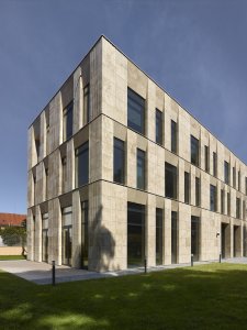 Rekonstrukce a dostavba Korejského velvyslanectví v Praze, SIAL architekti a inženýři spol. s r.o.: Zahrada objektu představuje místo pro konání společenských akcí