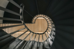 1:1 architekti zrekonstruovali bývalý špejchar historického statku v Benicích u Chrášťan. Sýpka nově slouží jako multifunkční sál