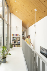 Atrium prosvětluje i patro. (Úzký patrový dům v Žilině, architektonické studio treea - architekt Peter Kasman.)