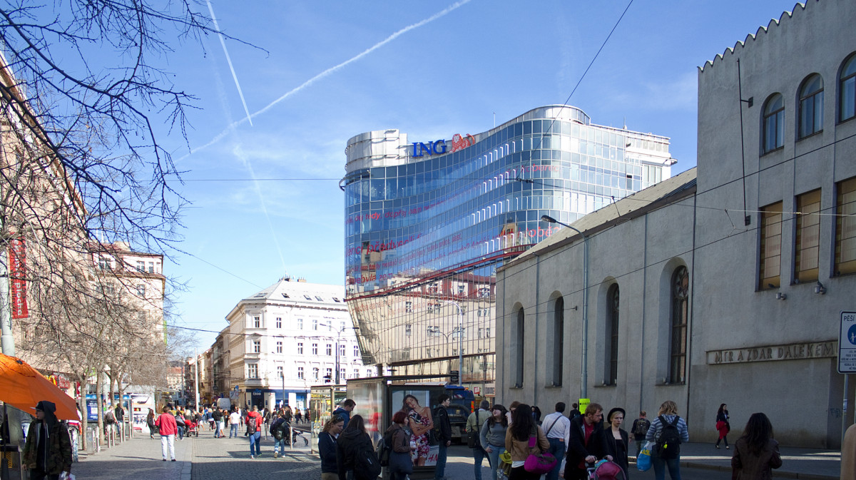 Dynamická kompozice hmot, ustupující podlaží a skleněný plášť vytvářejí lehký a proměnlivý architektonický výraz. (Zlatý Anděl; A8000)
