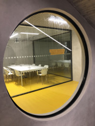 Kulatá okna najdeme po celé budově