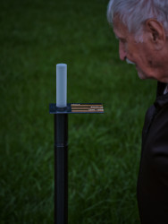 Dotykem v horní části prvku pozůstalý rozsvítí lucernu z broušeného skla, která pak svítí následujících sedmdesát dva hodin. (Poslední místo, mjölk architekti)