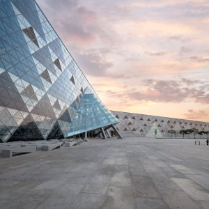 Ve starém muzeu se s exponáty vůbec zacházelo zvláštně. V roce 2014 při výměně osvětlení ve vitríně ulomili pracovníci bradku Tutanchamonovy pohřební masky, kterou pak neodborně přilepili zpět. Teprve později prošla odborným restaurováním, stejně jako ostatní předměty. V novém muzejním komplexu jsou také velké restaurátorské dílny, do nichž je z expozice vidět.