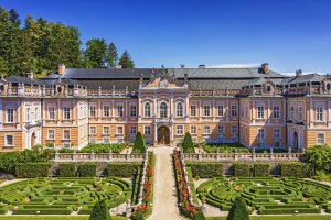 Holčičí sedánky patří mezi oblíbené aktivity všech Barbie. Zámek v Nových Hradech by jako kulisa pro čaj o páté fingoval skvěle. (Zámek Nové Hrady, Josef Jäger, 1774-1777)