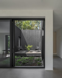 Nedaleko švédského Göteborgu stojí Villa Jägersro. V ní si mladá rodinu užívá výhledů na jezero a okolní přírodu.