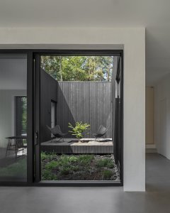 Nedaleko švédského Göteborgu stojí Villa Jägersro. V ní si mladá rodinu užívá výhledů na jezero a okolní přírodu.