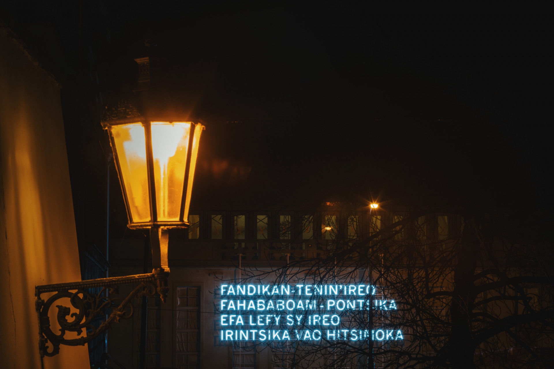 Světelný nápis na fasádě Kunsthalle Praha, Joël Andrianomearisoa