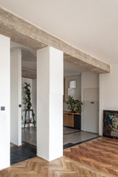 Nájemní byt v Hradci Králové, svobodová blaha: Nechali zrekonstruovat původní bukové parkety a terazzo, díry po ubouraných příčkách vyplnily kamenné pásy a kde bylo potřeba, přišla prkna dubová