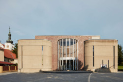 Výstavba „kulturáku" probíhala mezi lety 1981-85 v rámci akce Z, do práce se tedy zapojili místní obyvatelé.