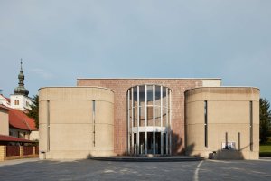 Výstavba „kulturáku" probíhala mezi lety 1981-85 v rámci akce Z, do práce se tedy zapojili místní obyvatelé.