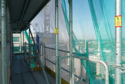 Baťův mrakodrap ve Zlíně se dočkal nové fasády. Lešení pro rekonstrukci dodala společnost PERI.