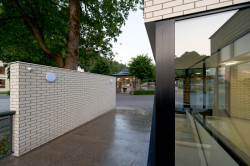 Architekti ze studia INK ARC jsou autory nápadité autobusové zastávky s toaletami v Janských Lázních