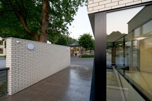Architekti ze studia INK ARC jsou autory nápadité autobusové zastávky s toaletami v Janských Lázních