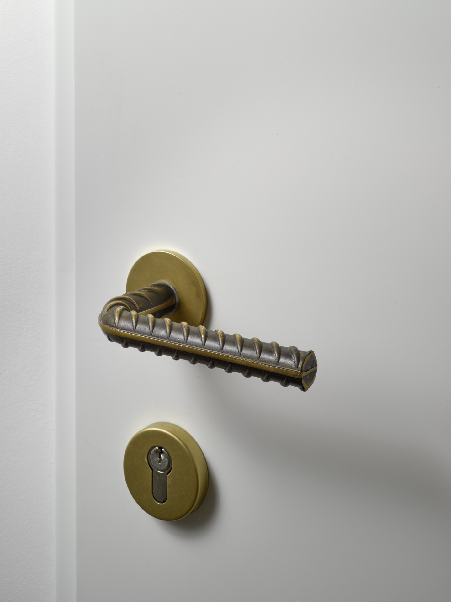 Komunardů XXXV, FIALA+NEMEC/ Stanislav Fiala - detail dveřního kování Rocksor (M&T)