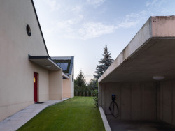 Zahrada i po zastavění velké části pozemku zůstala, táhne se podél domu. (Rodinný dům v Křenovicích, ika.architekti)